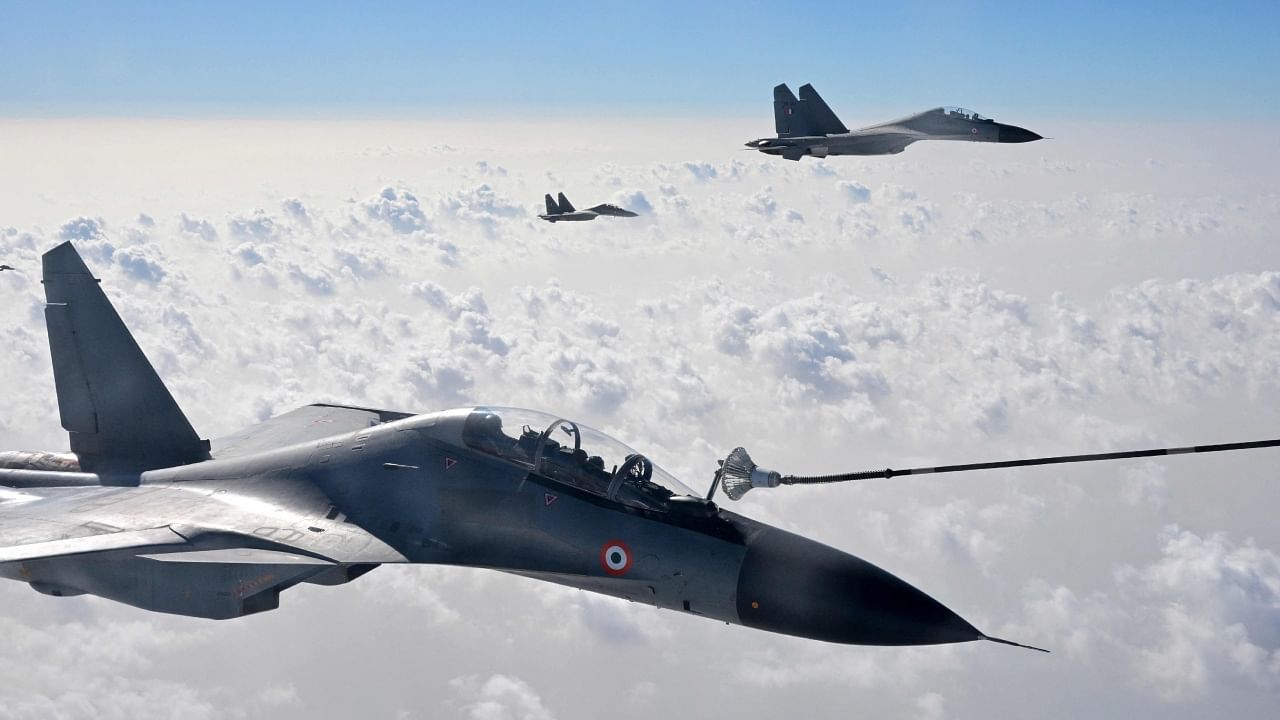 Indian Air Force (IAF) Sukhoi Su-30MKI fighter jets take part in an air refueling exercise from a French Air and Space Force (FASF) Airbus A330 Multi Role Tanker Transport (MRTT) during the joint exercise 'Ex Garuda-VII' between IAF and FASF in the air near Jodhpur in India's desert state of Rajasthan on November 9, 2022. Credit: AFP Photo