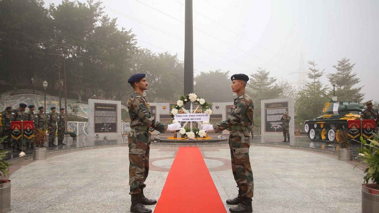 Vijay Diwas 2022: Political Bigwigs & Army men pay tribute. Credit: PTI Photo