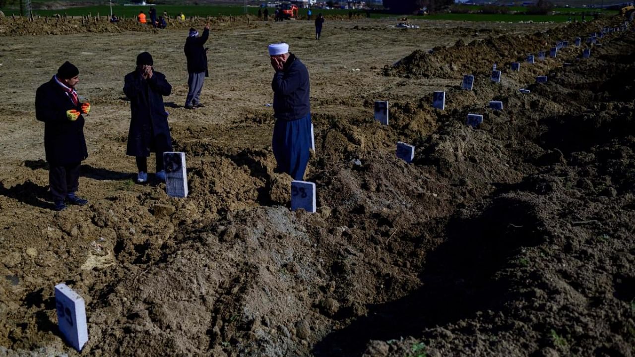 People mourn their lost relatives at a mass grave area in Hatay, on February 10, 2023, four days after the 7.8 magnitude earthquake that killed over 11.200 people. Credit: AFP Photo