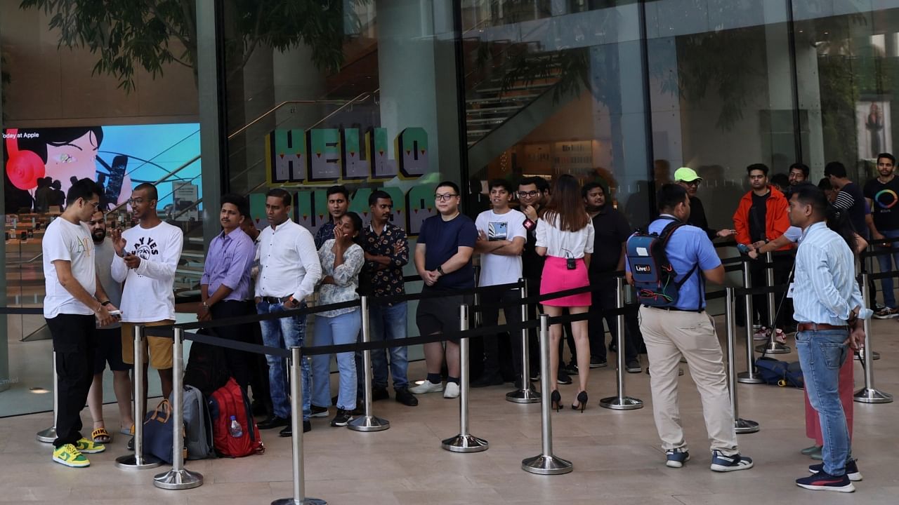 Apple BKC Store Launch: Geeks queue up hours before the launch. Credit: Reuters Photo